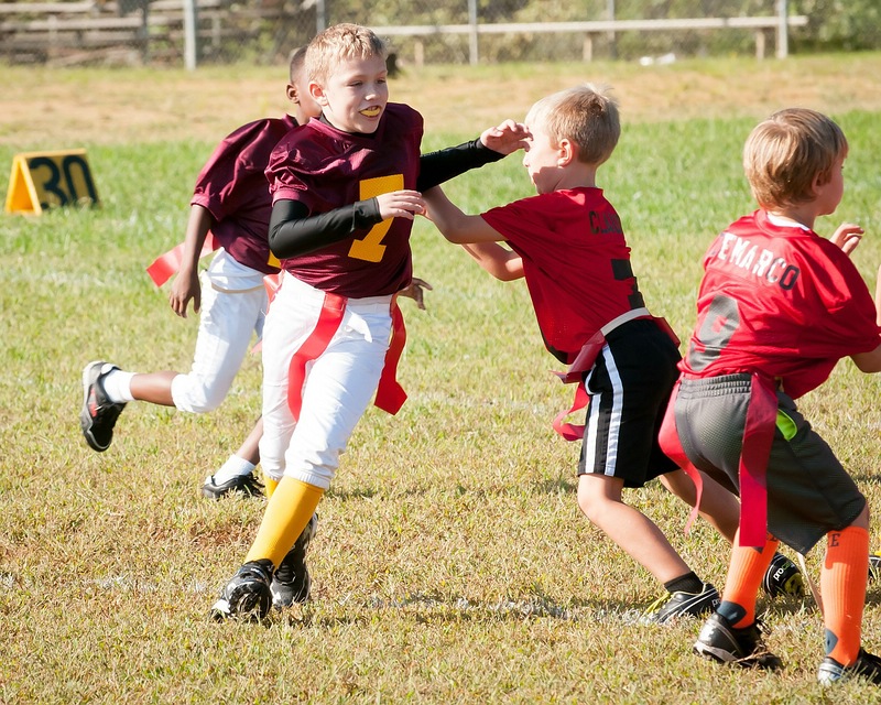 Kinder beim Flagfootball. Bild von Ty Swartz auf Pixabay